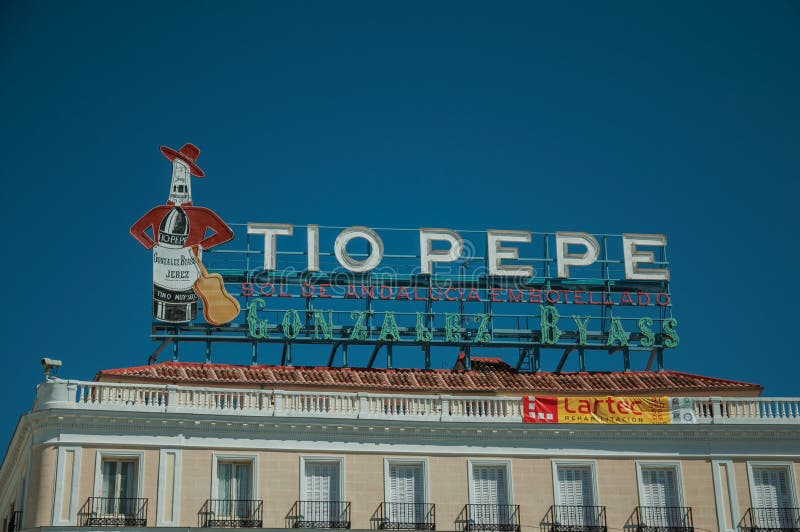 Grande tabellone per le affissioni di pubblicità sopra costruzione a Madrid fotografia stock libera da diritti Grande tabellone per le affissioni di pubblicità sopra costruzione a Madrid fotografia stock libera da diritti