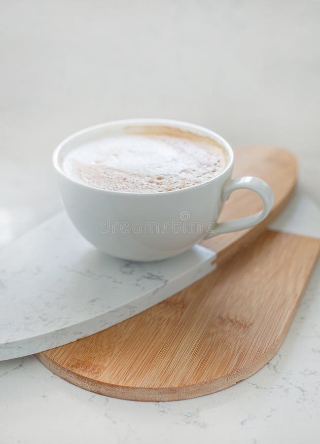 Grande Tazza Di Delizioso Cappuccino Fragrante O Caffè Latte Fotografia  Stock - Immagine di piastra, marrone: 268479320