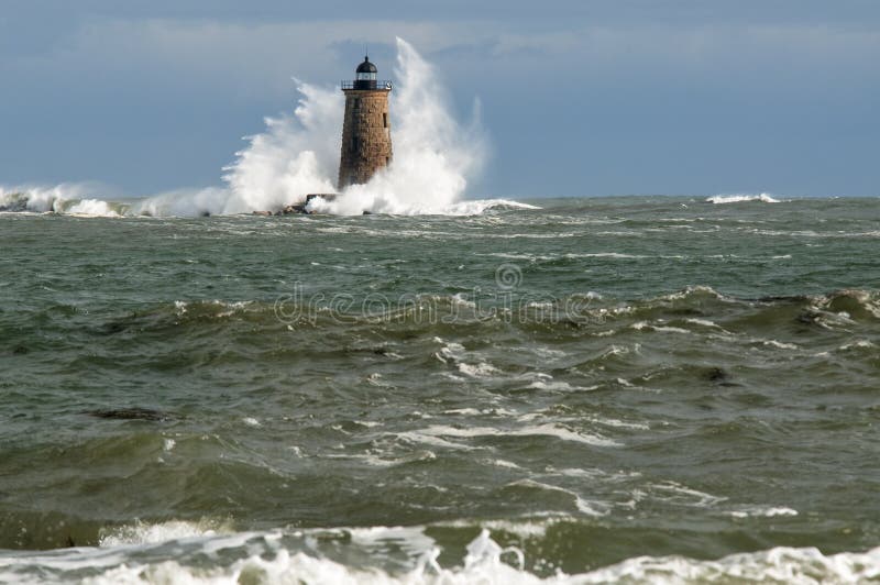 Grande tour de phare de pierre de couverture de vagues dans Maine photo stock Grande tour de phare de pierre de couverture de vagues dans Maine photo stock