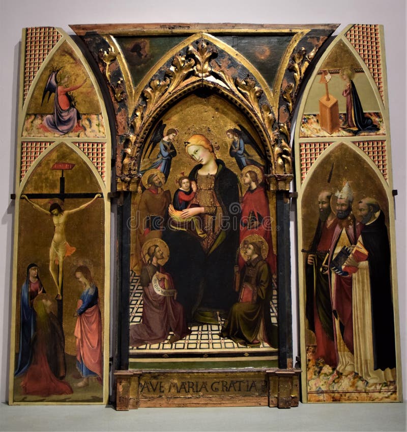 Grande trittico, probabilmente in legno, che raffigura nell'altarghetta centrale la Madonna con il bambino Gesù tra le braccia, n immagini stock libere da diritti Grande trittico, probabilmente in legno, che raffigura nell'altarghetta centrale la Madonna con il bambino Gesù tra le braccia, n immagini stock libere da diritti