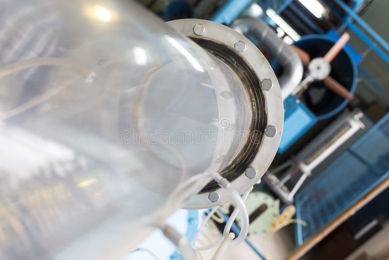 Grande tubo di plastica in un laboratorio immagine stock libera da diritti Grande tubo di plastica in un laboratorio immagine stock libera da diritti