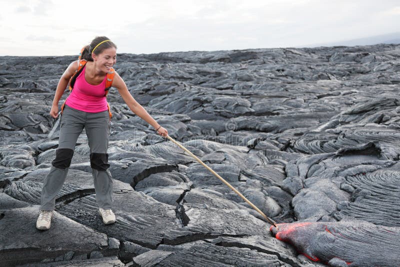 Grande turista della lava dell'isola dell'Hawai sul vulcano fotografie stock libere da diritti Grande turista della lava dell'isola dell'Hawai sul vulcano fotografie stock libere da diritti