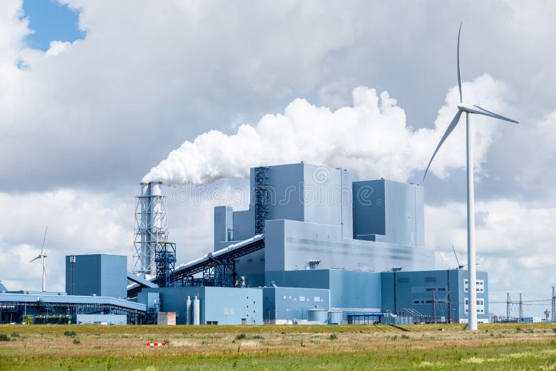 Vista aérea da fábrica Tata Steel com chaminés fumegantes na