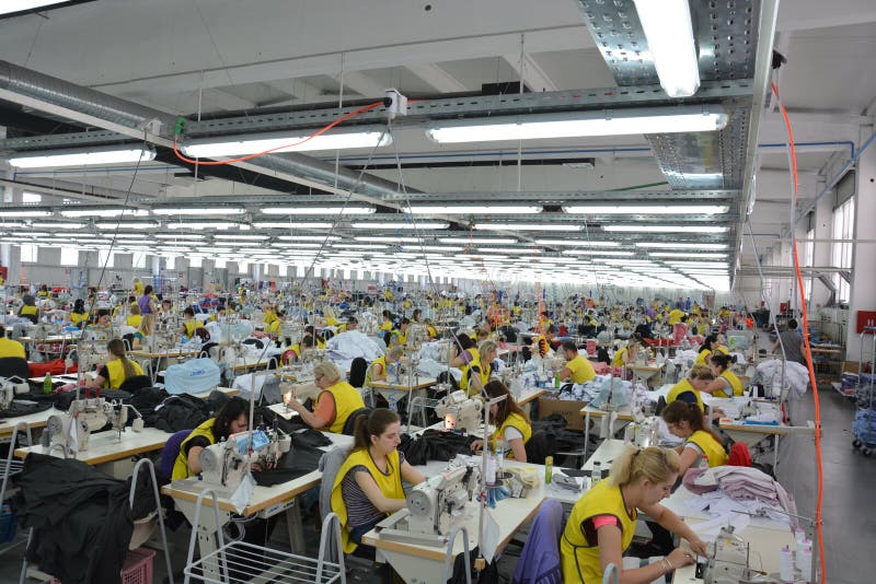 Grande usine de textile avec les travailleurs précieux