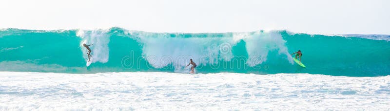 Grande vague surfant en Hawaï image libre de droits Grande vague surfant en Hawaï image libre de droits