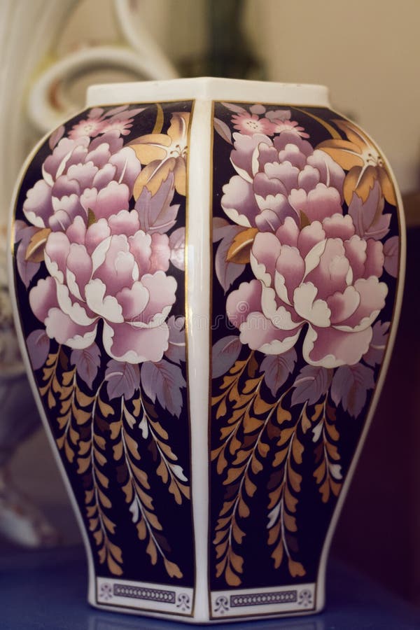 Grande Vaso De Flor Para a Decoração Imagem de Stock - Imagem de bonito,  brilhante: 110561371