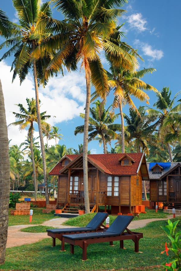 grande via di legno del bungalow nella località di soggiorno tropicale