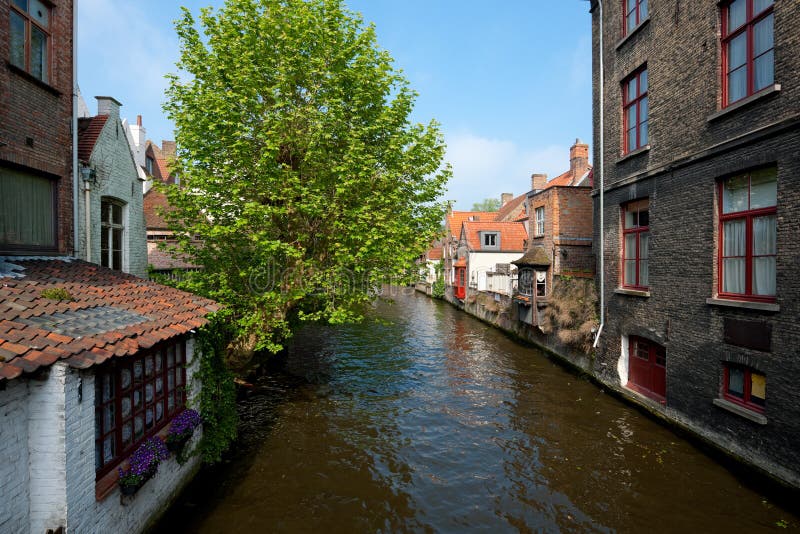 Grande vista su un canale a Bruges fotografia stock Grande vista su un canale a Bruges fotografia stock