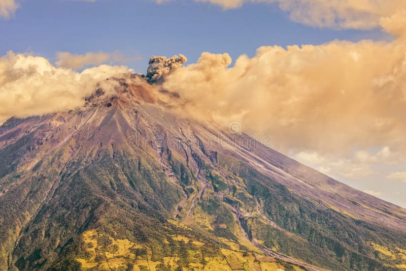 Grande vulcão de Ash Cloud Rising From Tungurahua imagens de stock Grande vulcão de Ash Cloud Rising From Tungurahua imagens de stock