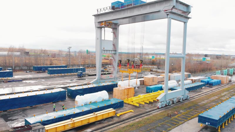 Grande zone du port de fret - Une grande grue industrielle transportant la cargaison dans l'air