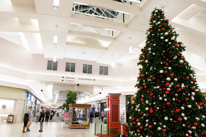 Grande árvore de Natal na alameda foto de stock Grande árvore de Natal na alameda foto de stock