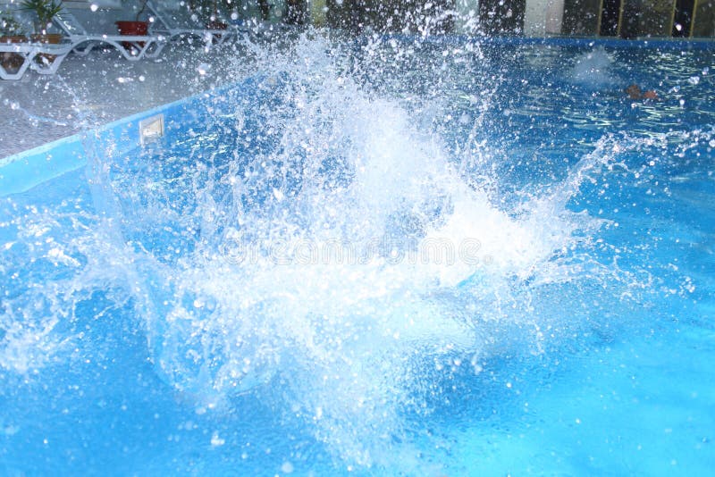 Grande éclaboussure dans la piscine images stock Grande éclaboussure dans la piscine images stock