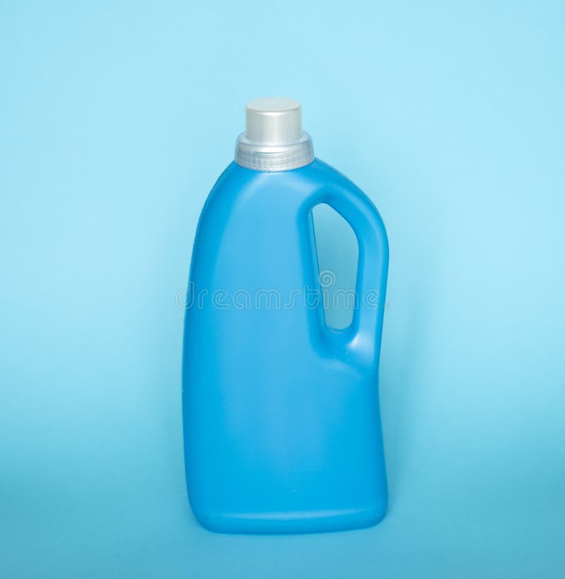 Bouteilles En Plastique Bleu De Produits De Nettoyage. Modèle De  Marchandise Contenant De Lessive. Image stock - Image du chimie,  désinfectez: 248493203