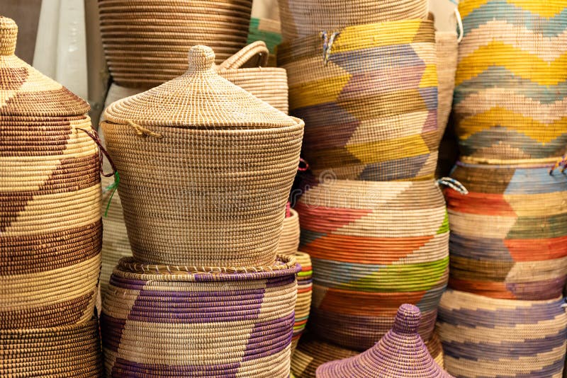 Grandes cestas coloridas feitos à mão em um mercado africano