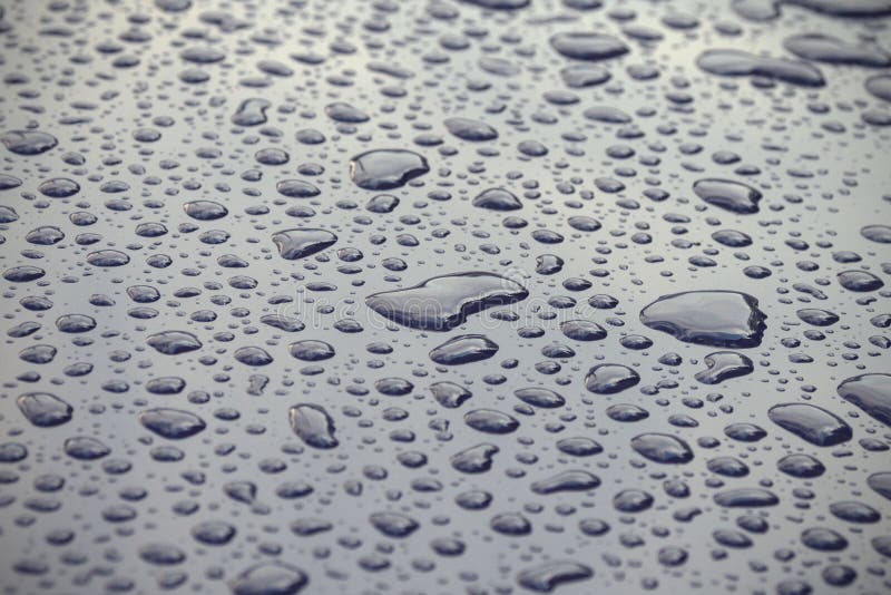 Grandes gouttes de pluie sur une surface noire brillante Texture Plan rapproch? images stock Grandes gouttes de pluie sur une surface noire brillante Texture Plan rapproch? images stock