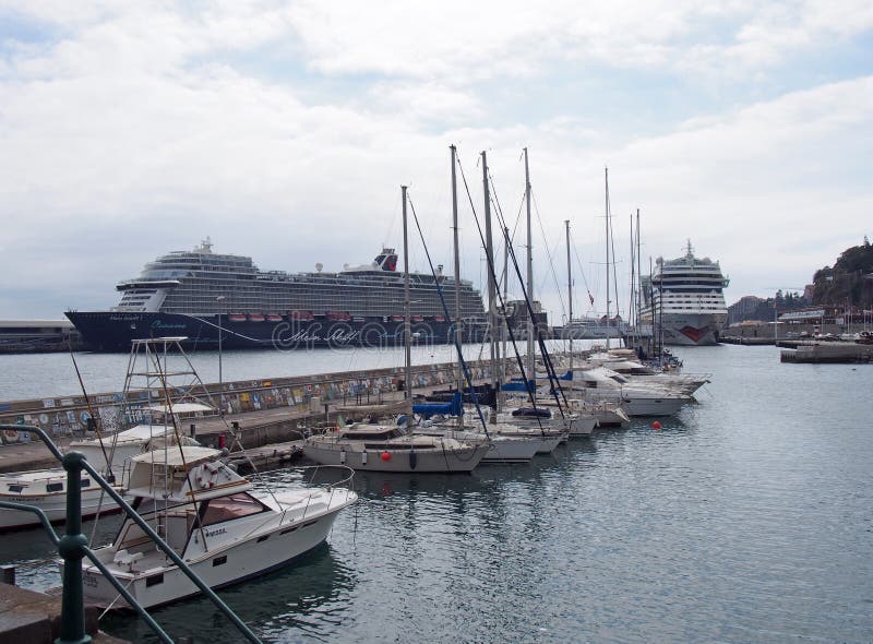 grandes navios do cruse e barcos do lazer amarrados no porto e no porto de funchal em amarra??es de madeira fotografia de stock grandes navios do cruse e barcos do lazer amarrados no porto e no porto de funchal em amarra??es de madeira fotografia de stock