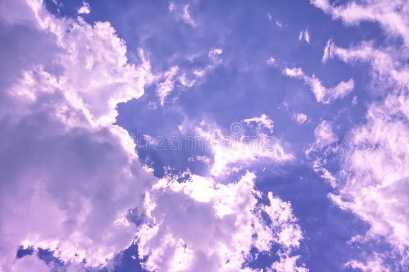 Grandes nuvens inchado brancas e pretas no céu do por do sol que reflete cores múltiplas fotos de stock Grandes nuvens inchado brancas e pretas no céu do por do sol que reflete cores múltiplas fotos de stock