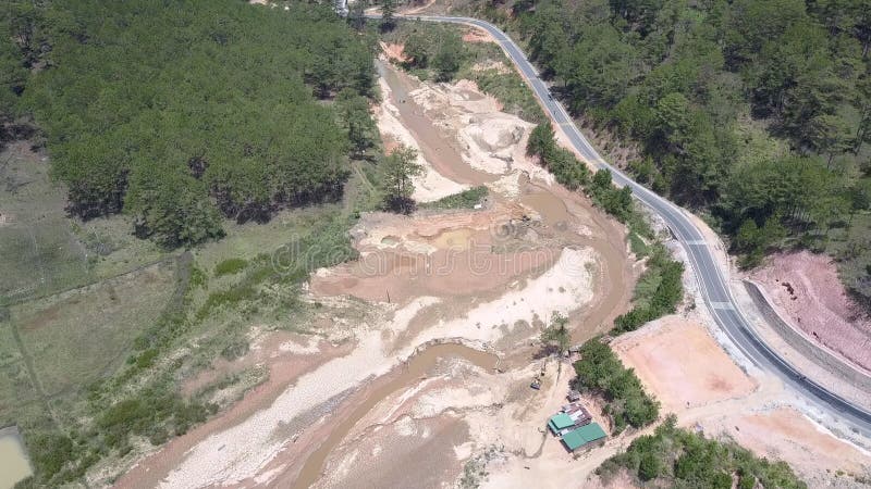 Grandes pedreira da extração da areia em River Valley raso