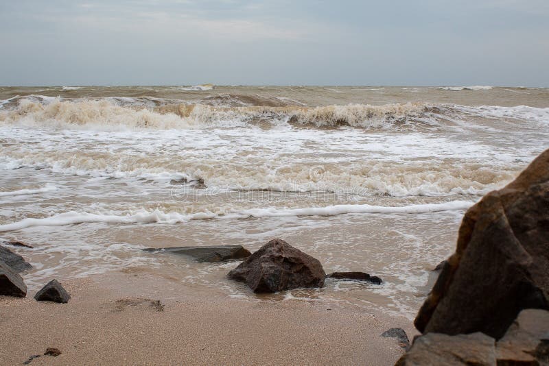 Grandes pierres par la mer photo stock Grandes pierres par la mer photo stock