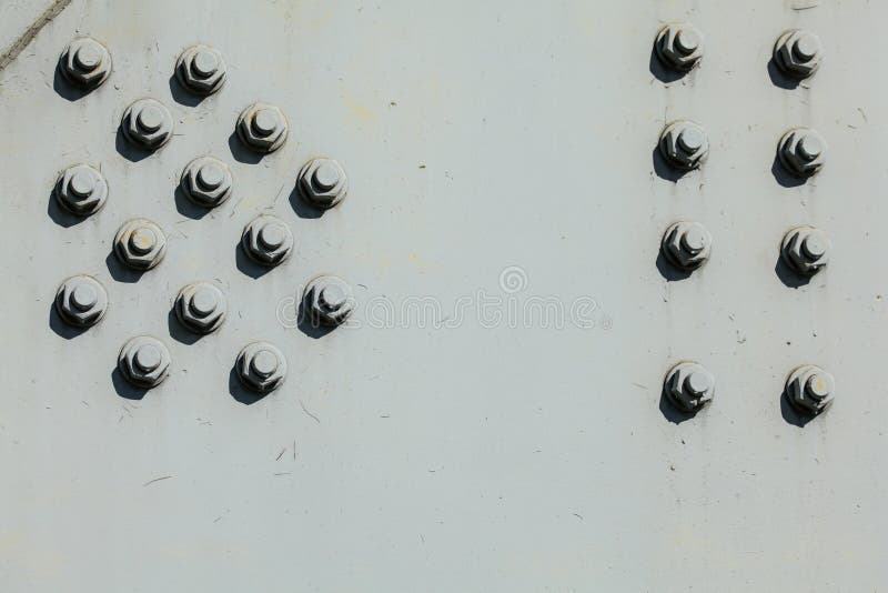 Grandes porcas - e - parafusos na placa de aço cinzenta da ponte do trilho, leve pelo sol brilhante Fundo industrial abstrato imagens de stock Grandes porcas - e - parafusos na placa de aço cinzenta da ponte do trilho, leve pelo sol brilhante Fundo industrial abstrato imagens de stock