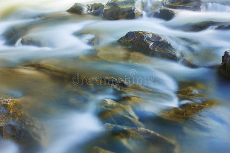 Grandes roches en cascades des montagnes de rivière de montagnes Les montagnes de l'eau aménagent en parc Idée pour des activités images stock Grandes roches en cascades des montagnes de rivière de montagnes Les montagnes de l'eau aménagent en parc Idée pour des activités images stock