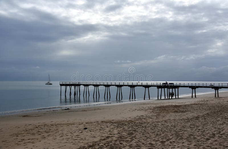 Grandes vues de Hervey Bay de la jetée en bois de Torquay photographie stock Grandes vues de Hervey Bay de la jetée en bois de Torquay photographie stock