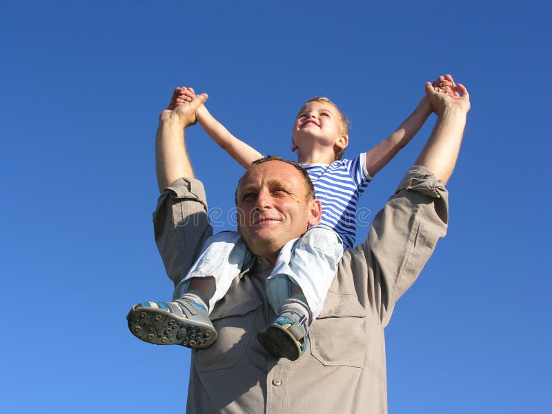 Nonno con nipote, su cielo blu.