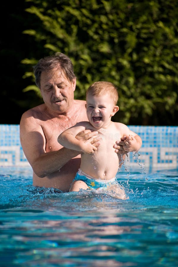 Abuelo a nieto nadar común en piscina.