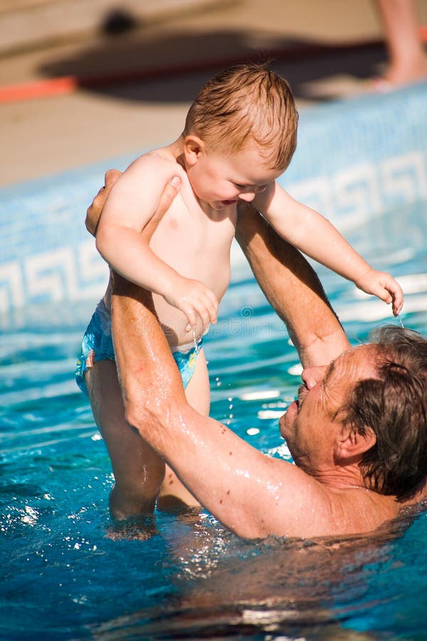 Nonno e nipote a giocare insieme in piscina.