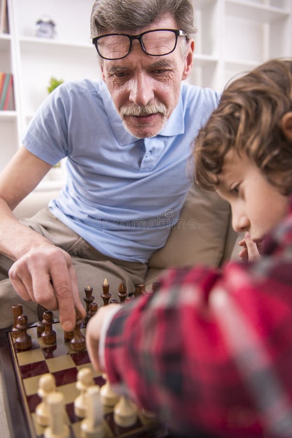 Дед с внуком играют в шашки. Дед внук шахматы. Дед и внук шахматы фотосессия. Дедушка и внук играют в шахматы. Картинка дедушка с шахматами.