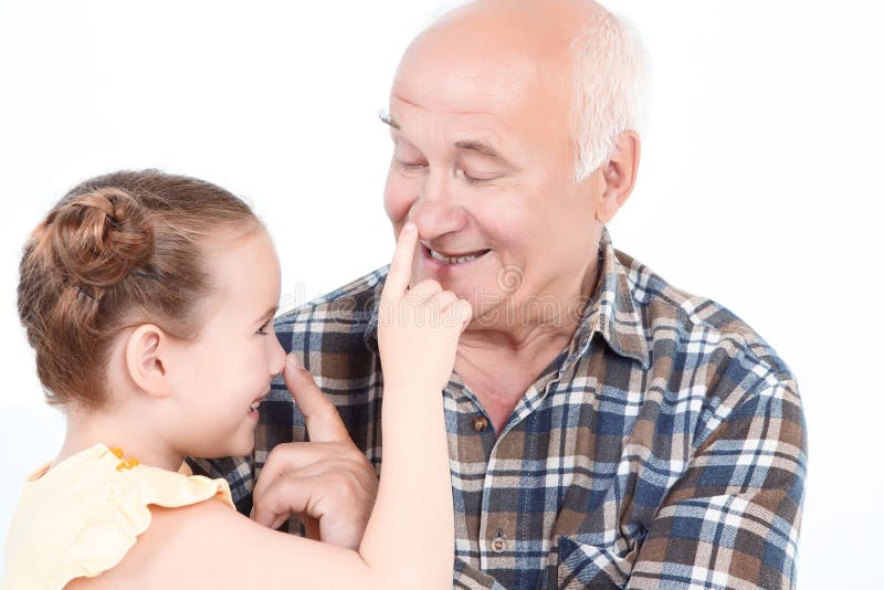 Daughter grandfather. Дедушка обнимает дочь. Дед обнимает внучку. Дед с внучкой на коленях. Портрет дедушка и внучка.