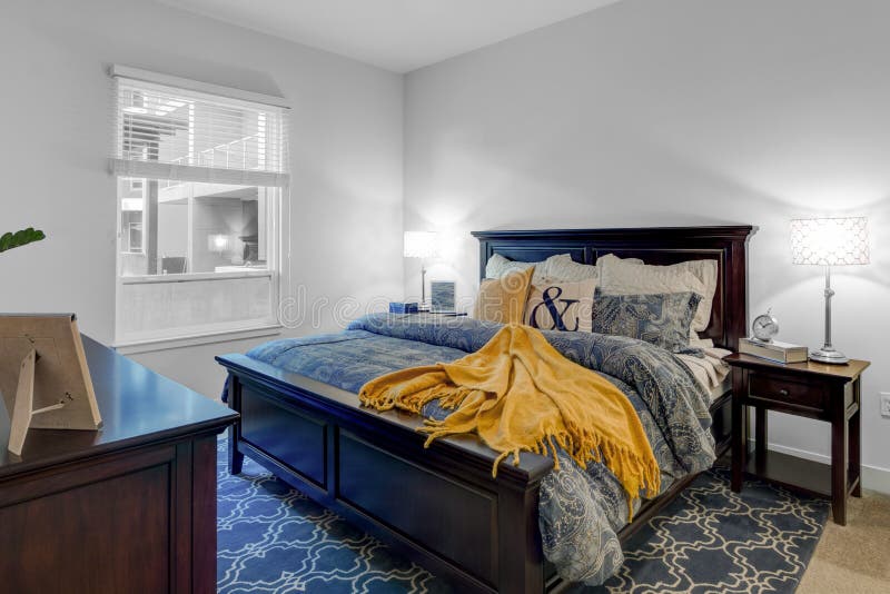 Grandi camera da letto e letto a due piazze dell'appartamento fotografia stock Grandi camera da letto e letto a due piazze dell'appartamento fotografia stock