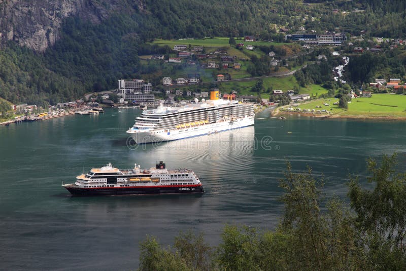 Grandi crociere in Sognefjord, Norvegia fotografia stock libera da diritti Grandi crociere in Sognefjord, Norvegia fotografia stock libera da diritti