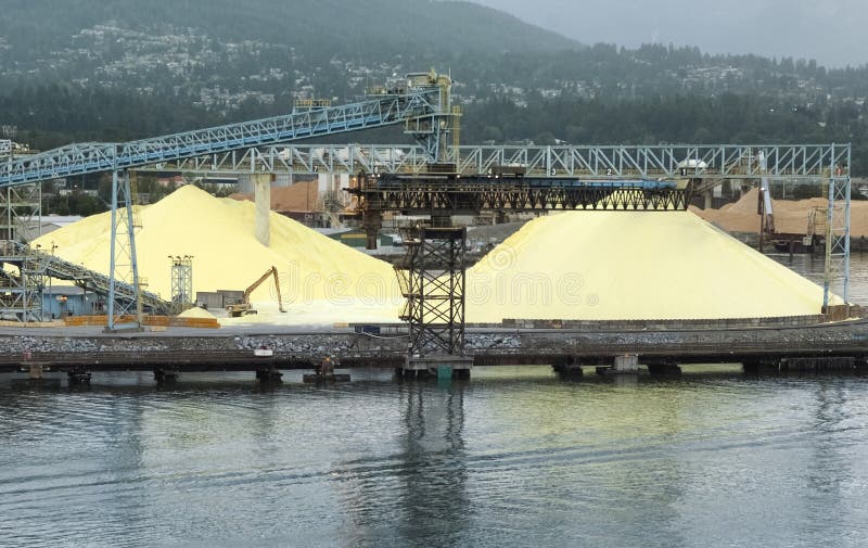 Grandi mucchi dello zolfo a porto industriale a Vancouver immagini stock Grandi mucchi dello zolfo a porto industriale a Vancouver immagini stock