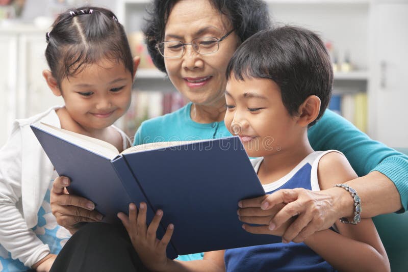 grandma-grandchildren-reading-book-together-12599701.jpg
