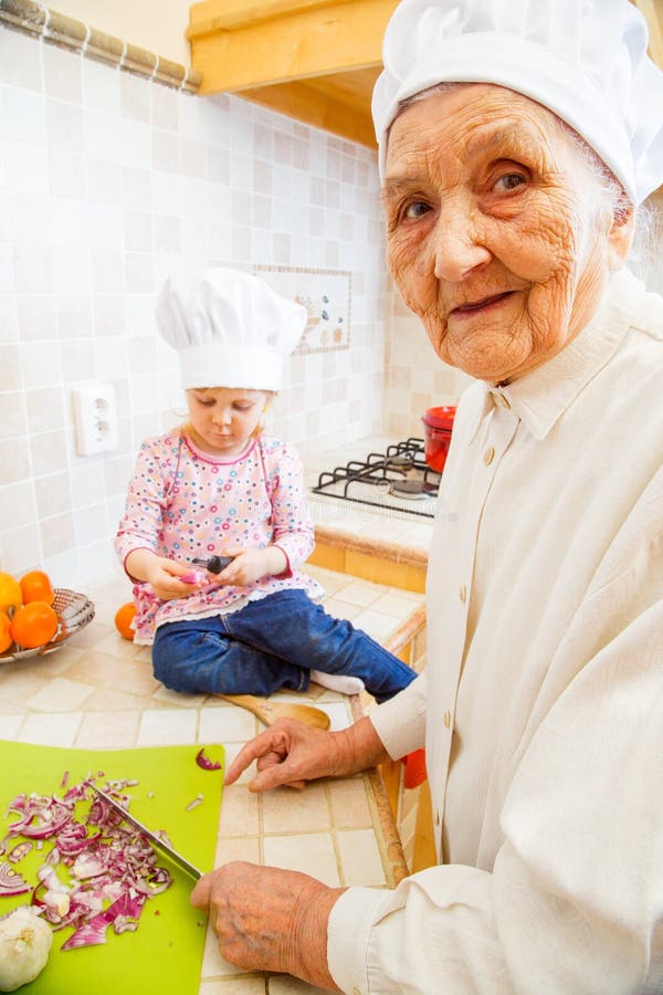 Grandma με το μαγείρεμα εγγονιών στοκ εικόνα με δικαίωμα ελεύθερης χρήσης