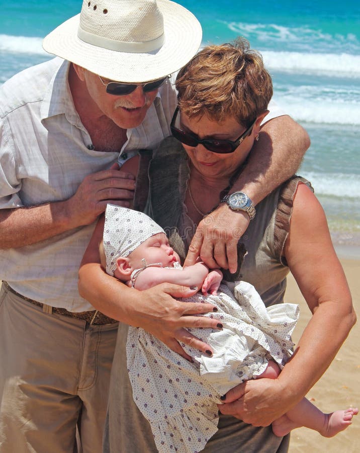Grandpa e nonna con poco granddaug fotografia stock Grandpa e nonna con poco granddaug fotografia stock