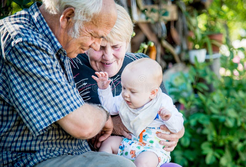 Nonni un nipote, Contento famiglia, positivo emozioni vecchio.