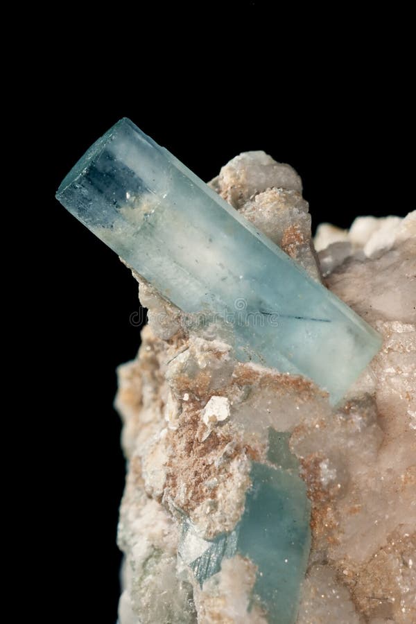 Grands cristaux bleu vert bien formés sur la roche de matrice image libre de droits Grands cristaux bleu vert bien formés sur la roche de matrice image libre de droits