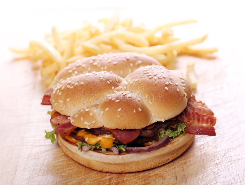 Grands hamburger et pommes chips photo stock