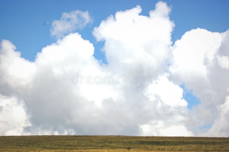 Grands nuages et champ photos libres de droits Grands nuages et champ photos libres de droits