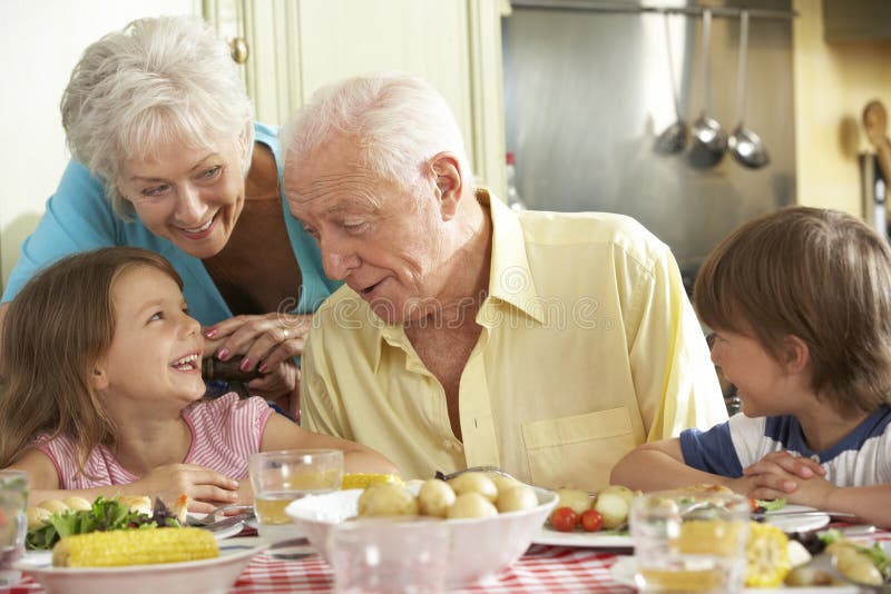 Grands Parents Et Petits Enfants Mangeant Le Repas Ensemble Dans La