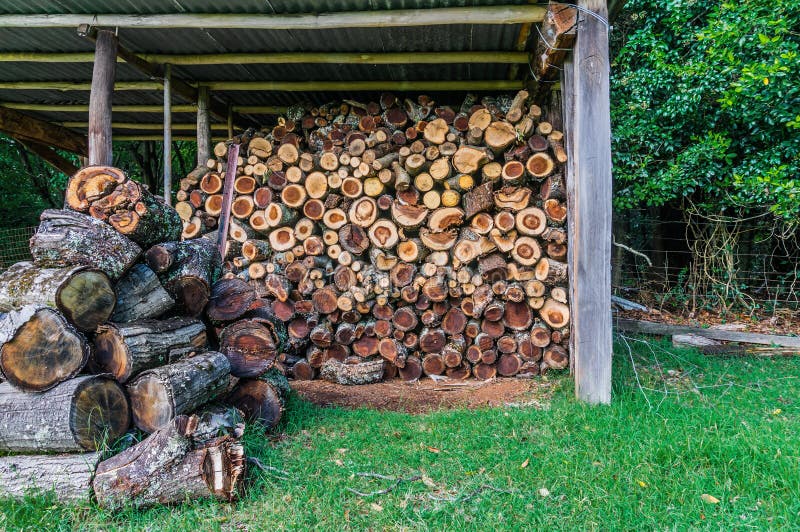 Grange Avec La Pile De Bois De Chauffage Avec La Pile Des Rondins Tout Près  Photo stock - Image du fossile, grange: 64648574