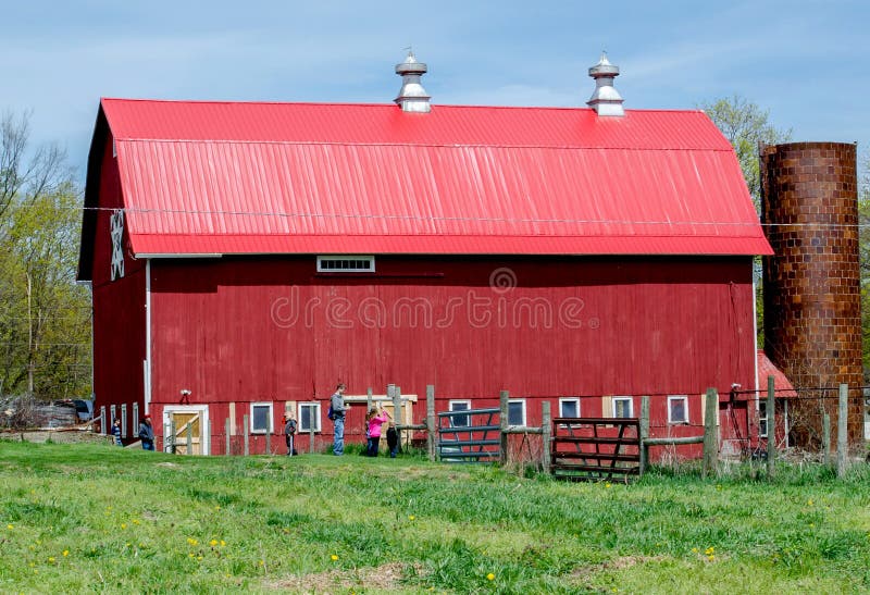 Grange rouge rustique à une ferme de famille photos libres de droits Grange rouge rustique à une ferme de famille photos libres de droits