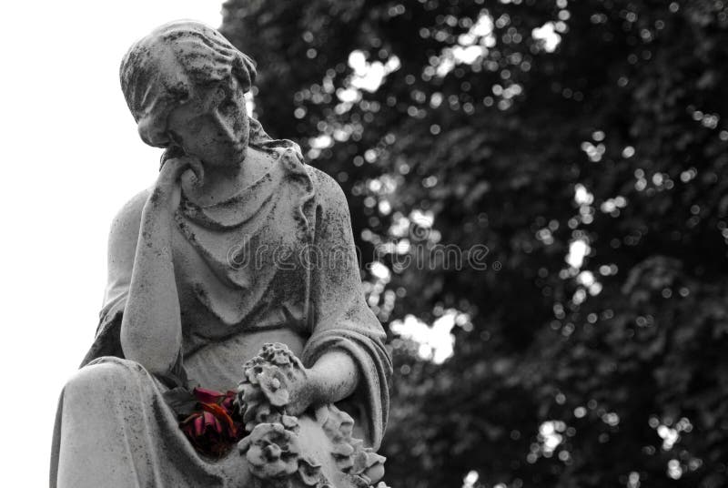 granitgravesite som rymmer den rose statykvinnan för red royaltyfria foton granitgravesite som rymmer den rose statykvinnan för red royaltyfria foton
