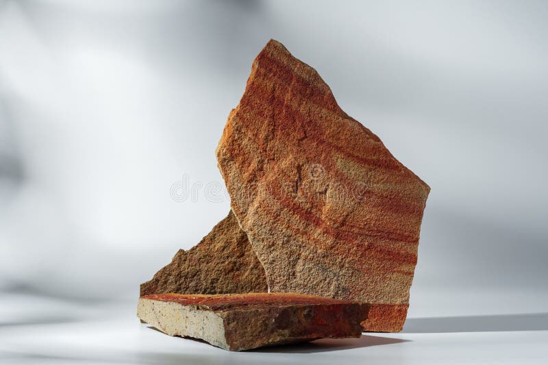 Granitsten på vit bakgrund med skuggor