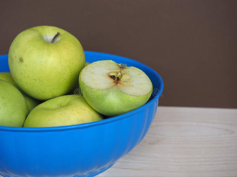 https://thumbs.dreamstime.com/b/granny-smith-apple-fruit-food-bowl-green-scientific-name-malus-domestica-vegetarian-blue-plastic-232307534.jpg