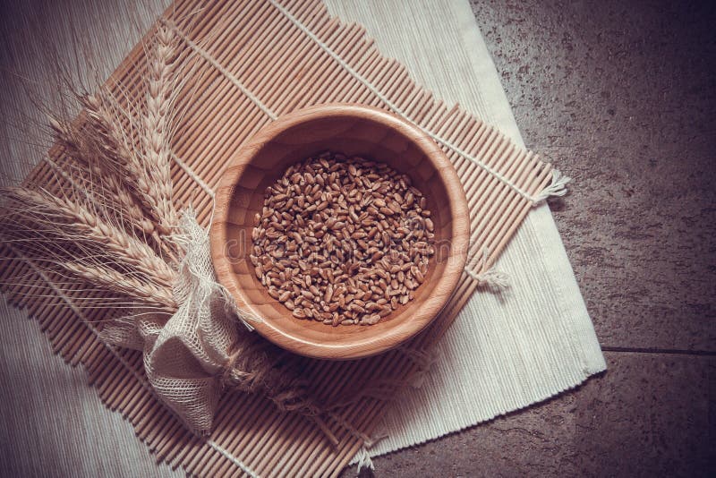 Grano su fondo scuro fotografia stock libera da diritti Grano su fondo scuro fotografia stock libera da diritti