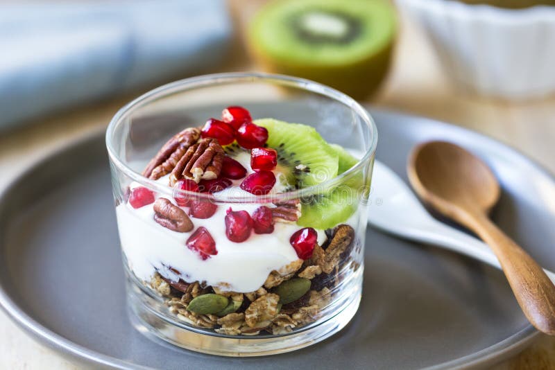 Granola con yogurt, il kiwi ed il melograno greci
