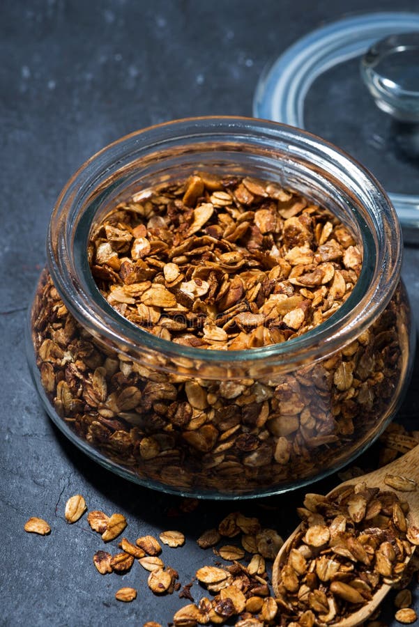 granola cozido caseiro em um frasco de vidro, close up da vista superior fotografia de stock granola cozido caseiro em um frasco de vidro, close up da vista superior fotografia de stock